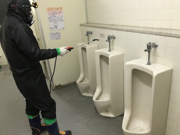 熊本の洗浄業者がトイレのコロナ消毒をしている様子